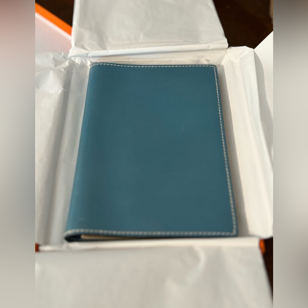 Hermes Agenda/Passport Holder/Notebook Cover blue like new with original insert - Picture 2 of 9